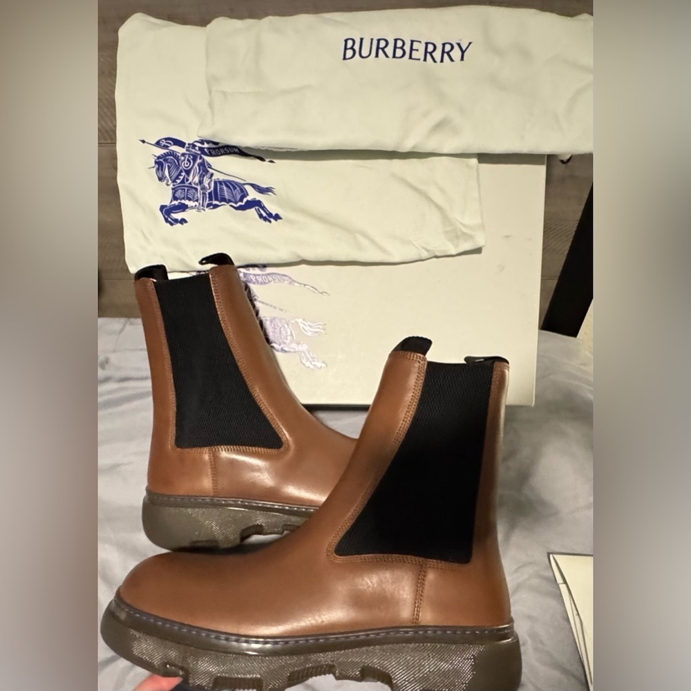 BURBERRY
Chelsea Boot in Walnut-hued leather
Mens EU 44 - Picture 4 of 12